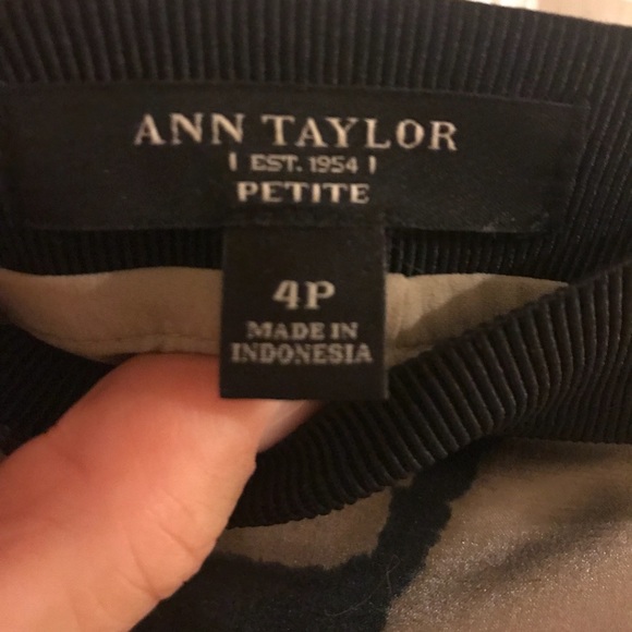 Stunning Ann Taylor animal print skirt, size 4P - Picture 2 of 3